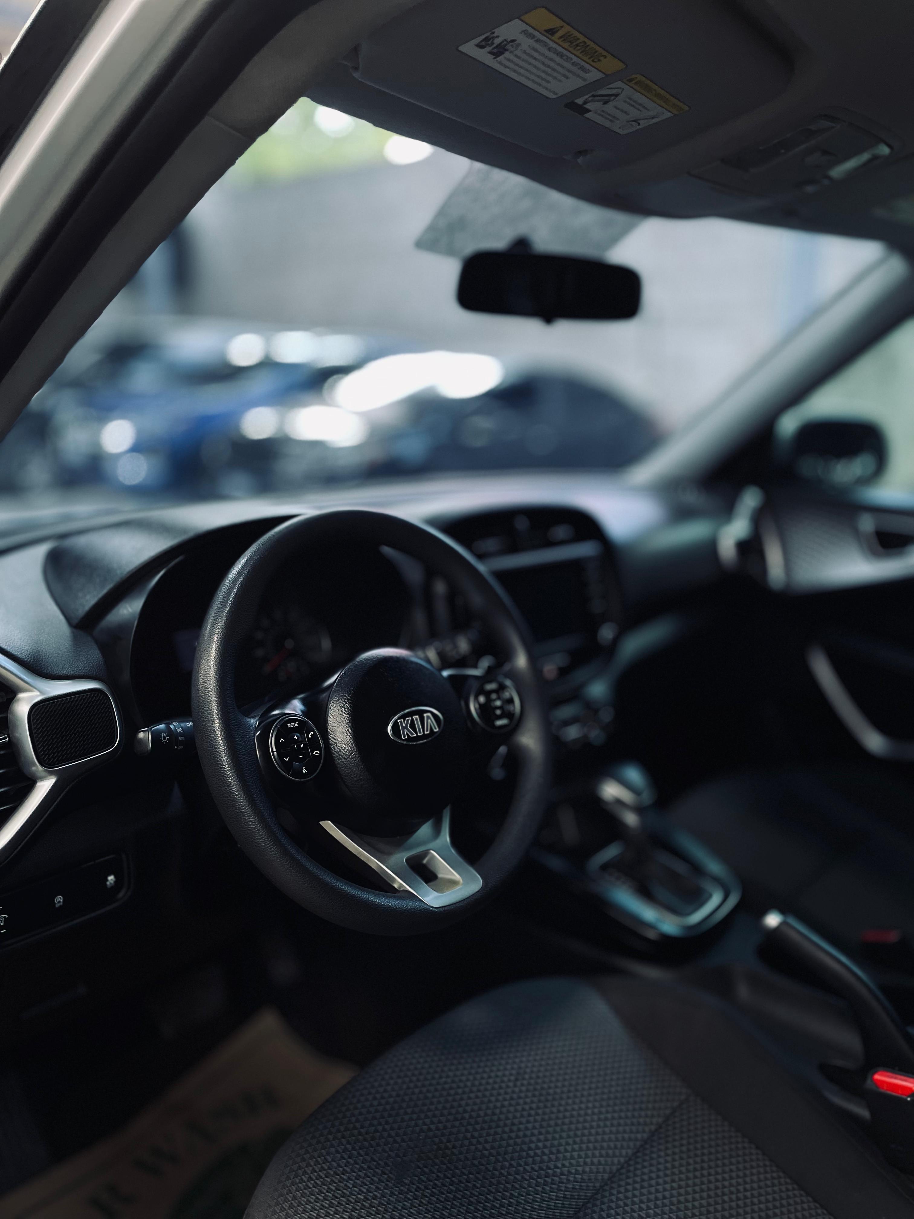 Interior de vehículo premium con iluminación ambiental y pantallas modernas