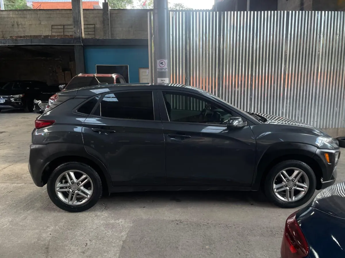 Hyundai Kona 2021 color negro para renta de vehículos en El Salvador