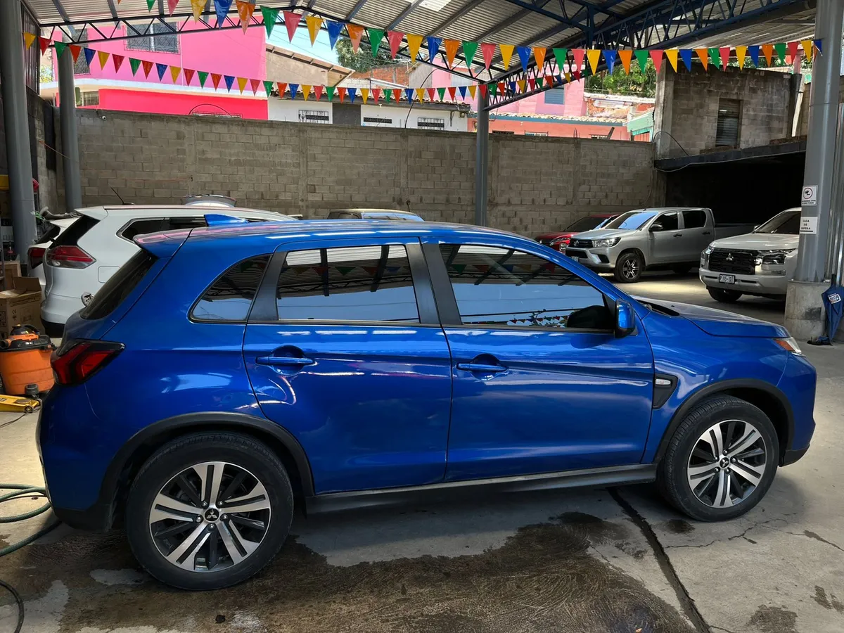 Mitsubishi Outlander 2020 color azul para renta de vehículos en El Salvador