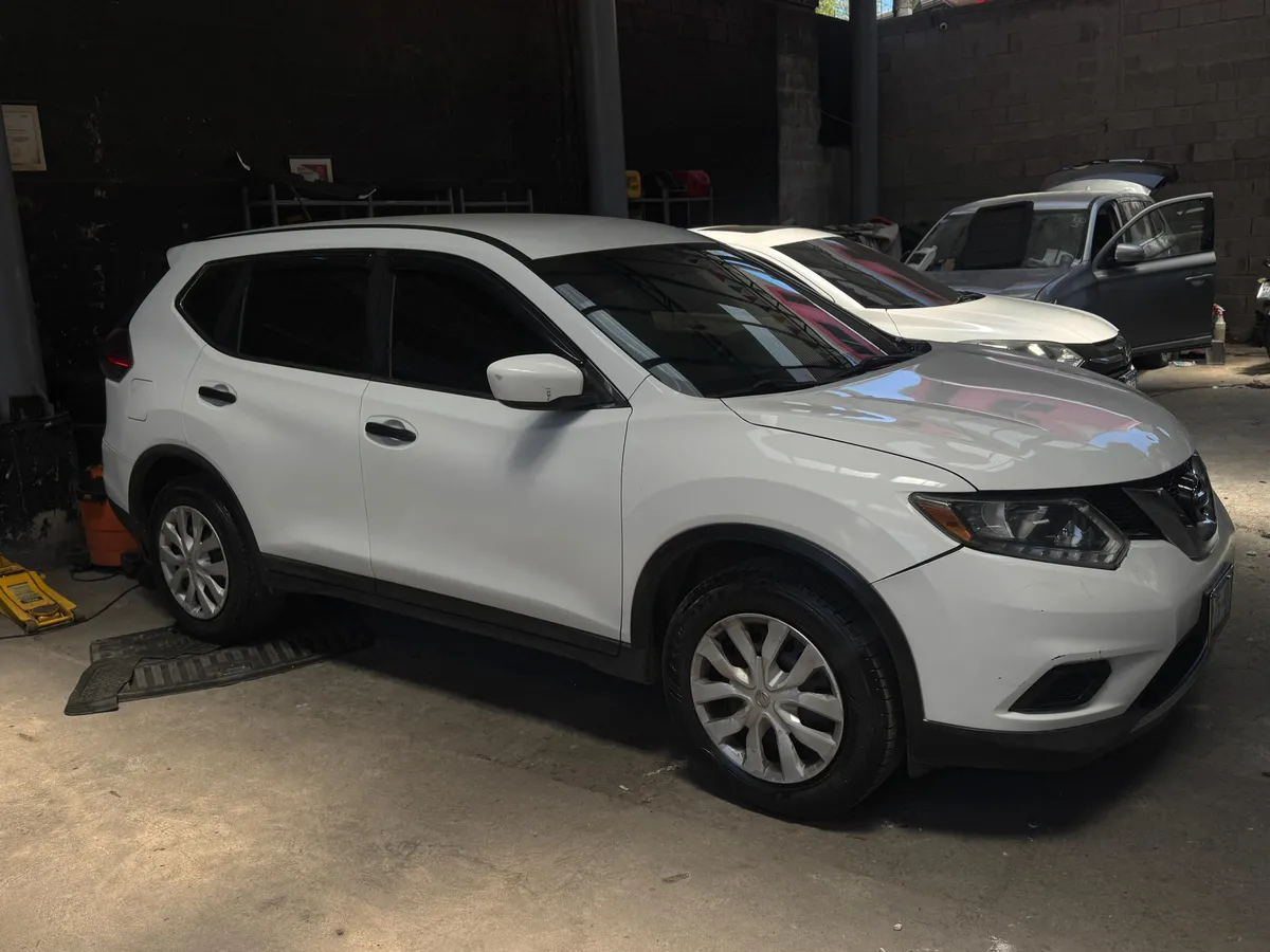 Nissan Rogue 2016 color blanco para renta de vehículos en El Salvador