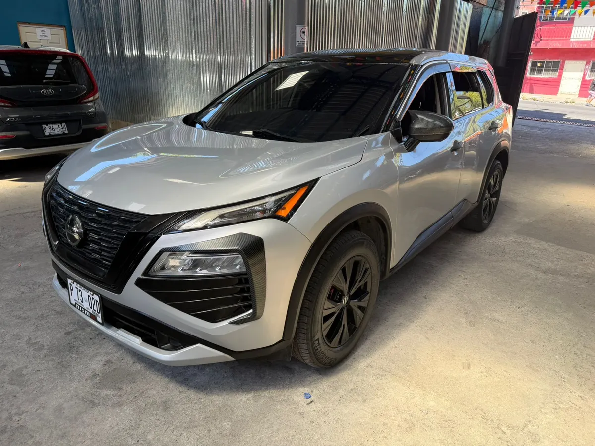 Nissan Rogue 2021 color blanco para renta de vehículos en El Salvador
