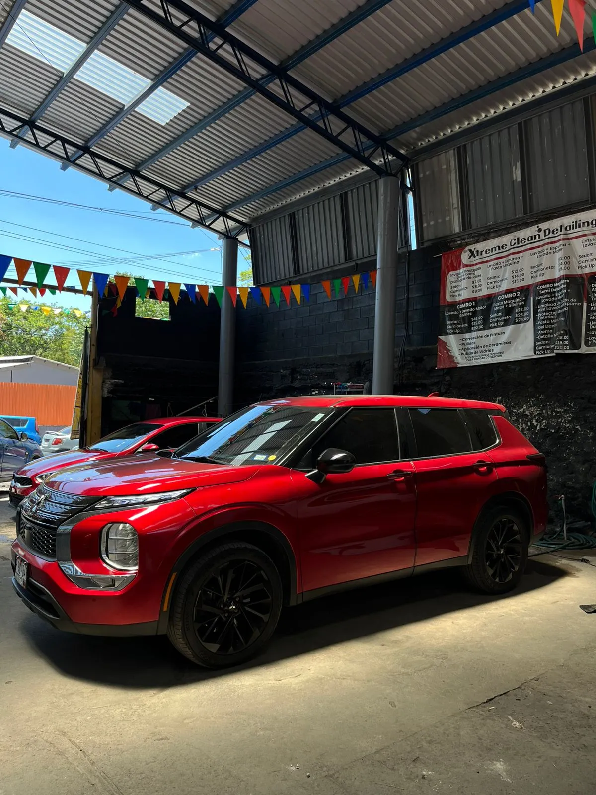 Mitsubishi Outlander 2023 color rojo para renta de vehículos en El Salvador
