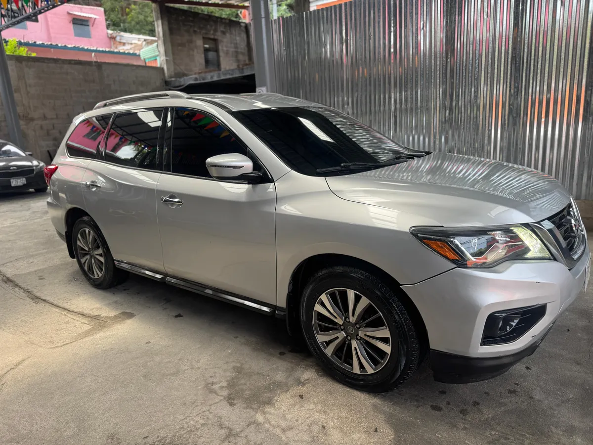 Nissan Pathfinder 2017 color gris para renta de vehículos en El Salvador