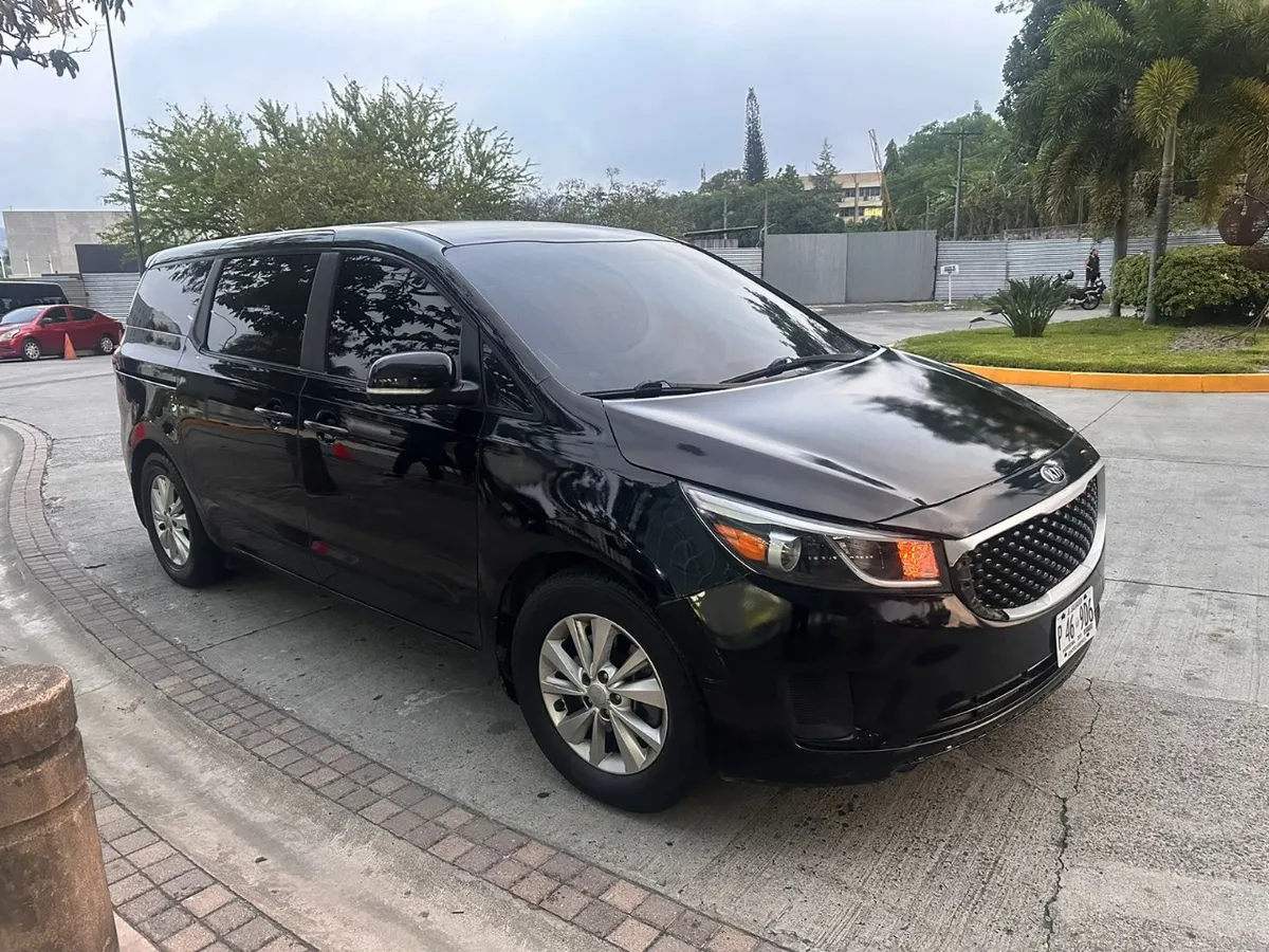 Kia Sedona 2016 color negra para renta de vehículos en El Salvador