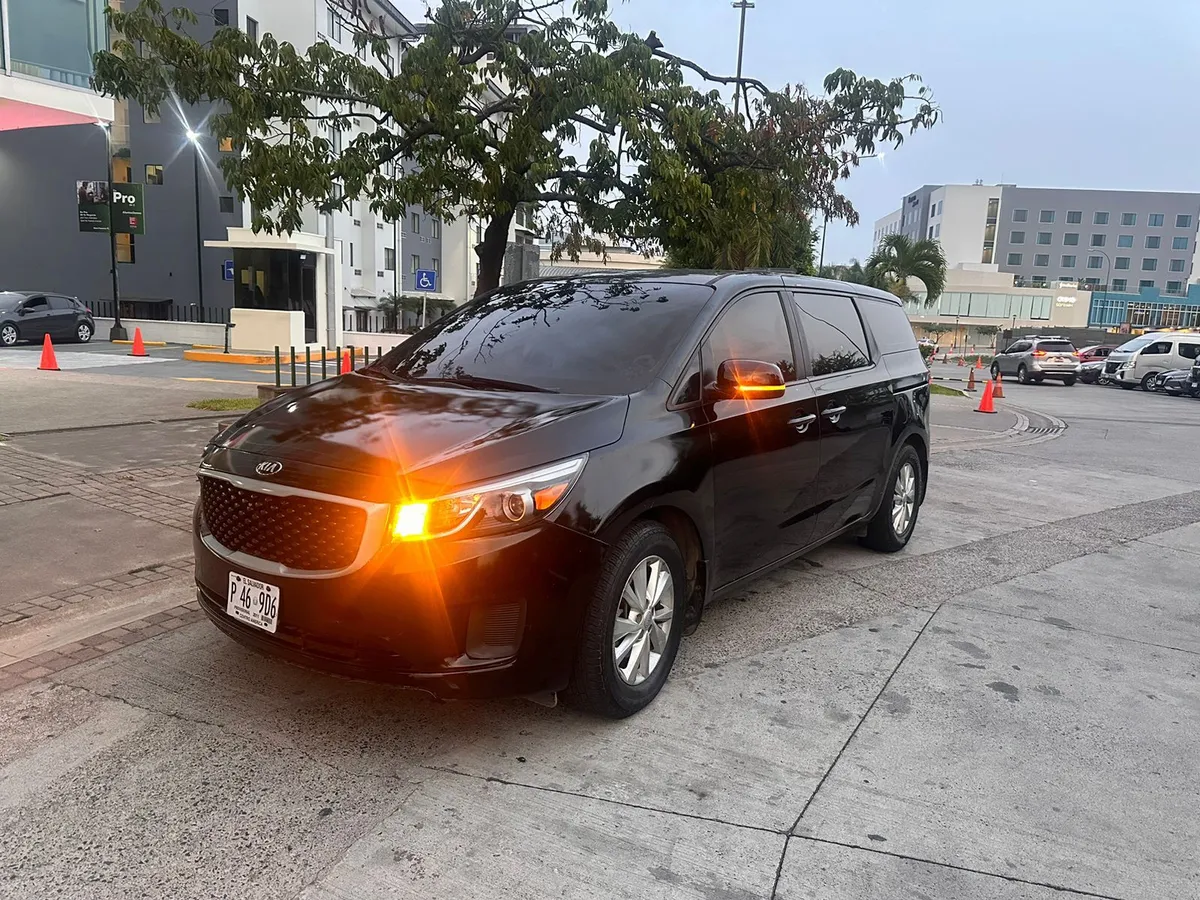 Kia Sedona 2016 - vista 2