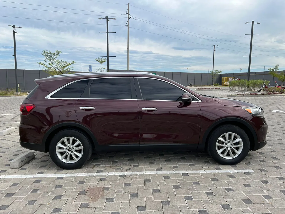 Kia Sorento 2019 color ocre para renta de vehículos en El Salvador