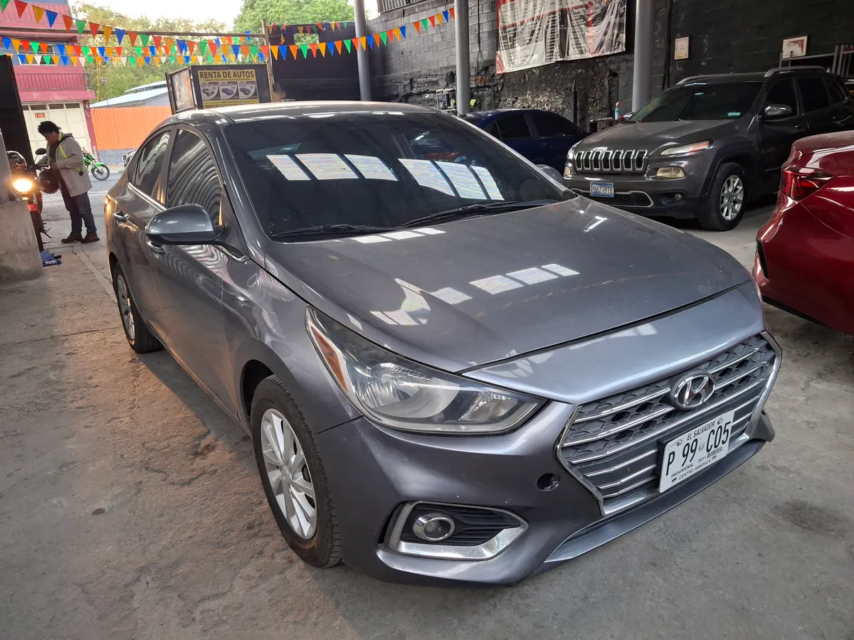 Hyundai Accent 2019 color gris para renta de vehículos en El Salvador