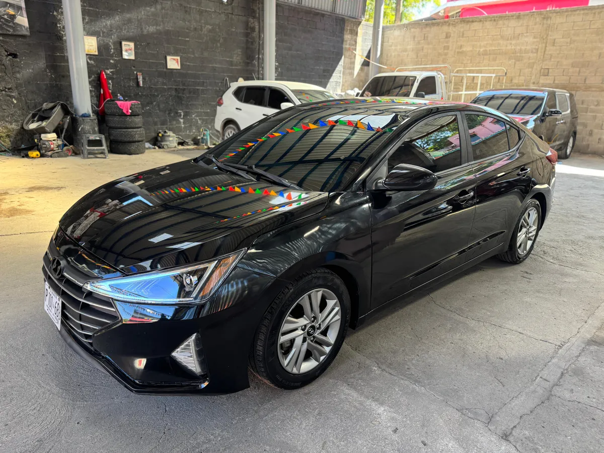 Hyundai Elantra 2019 color negro para renta de vehículos en El Salvador