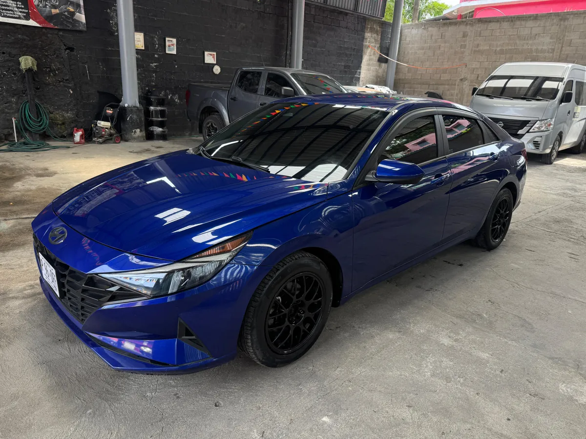 Hyundai Elantra 2021 color azul para renta de vehículos en El Salvador