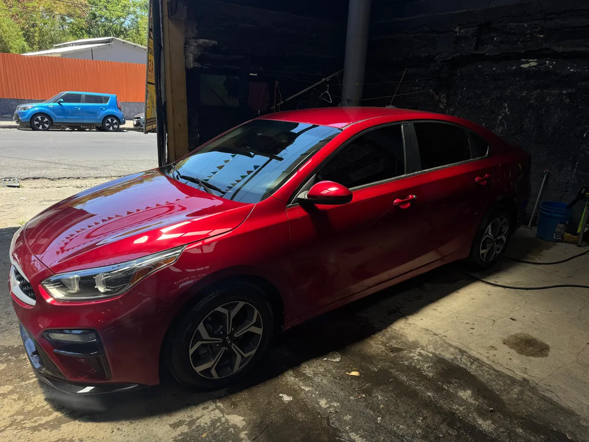 Kia Forte 2020 color rojo para renta de vehículos en El Salvador