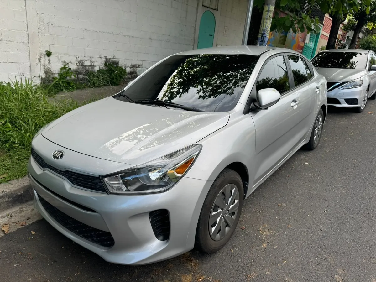 Kia Rio 2020 color blanco para renta de vehículos en El Salvador