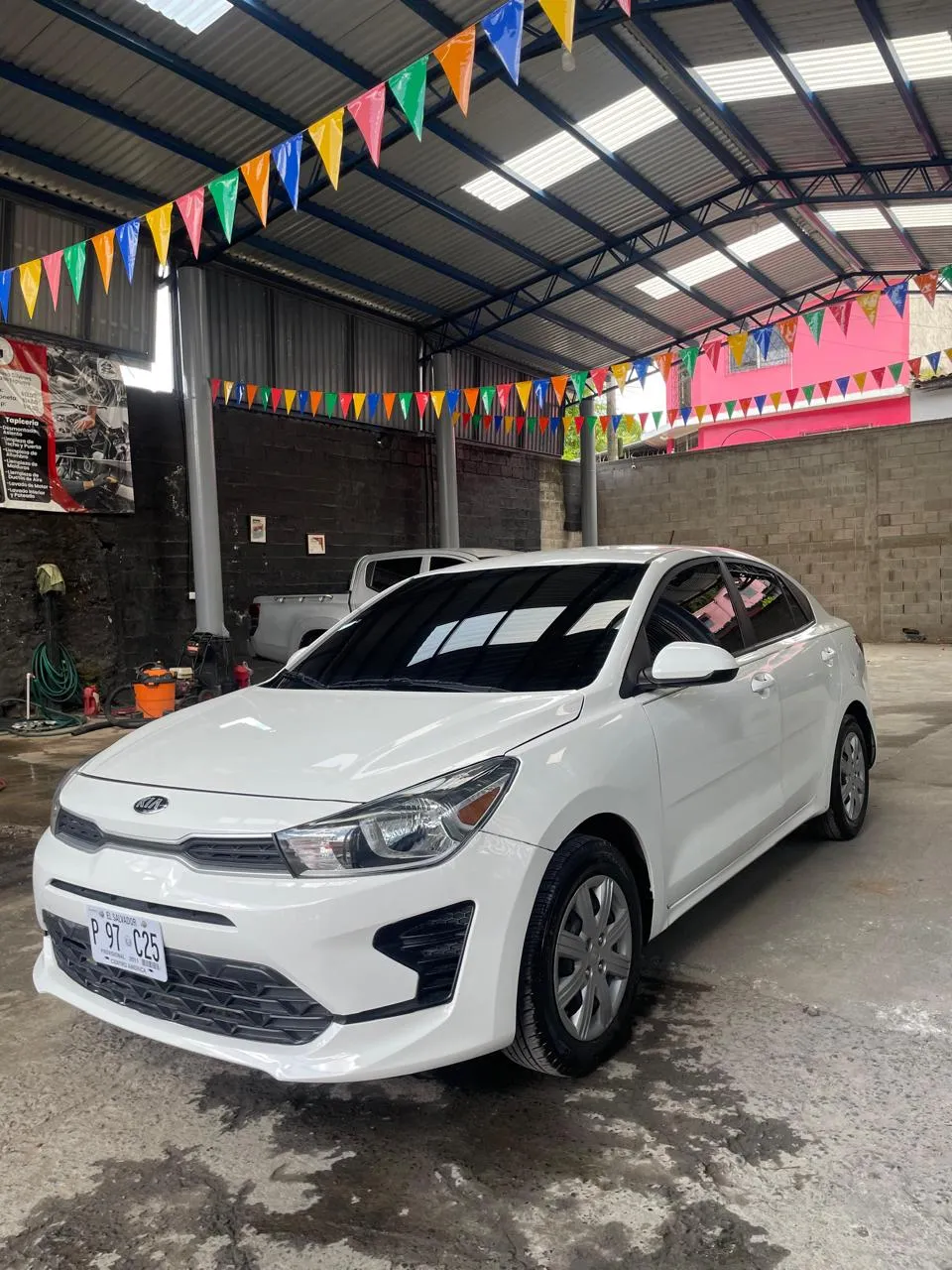 Kia Rio 2021 color blanco para renta de vehículos en El Salvador