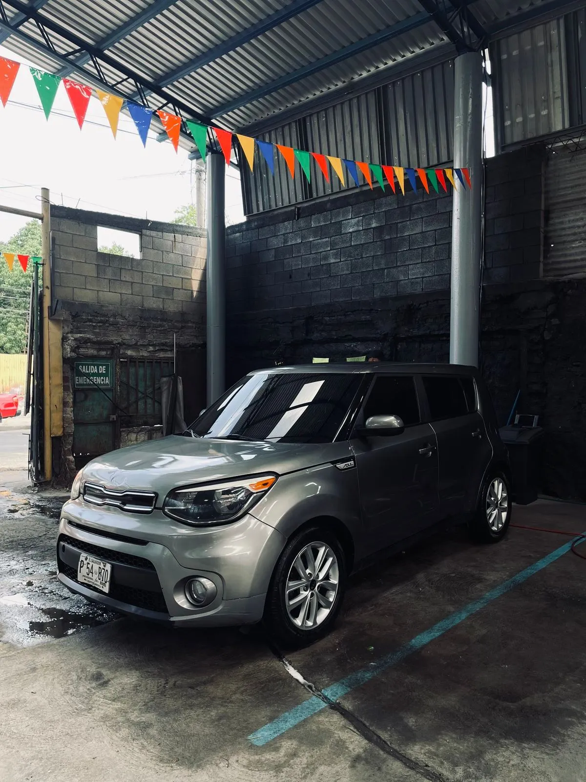 Kia Soul 2019 color gris para renta de vehículos en El Salvador