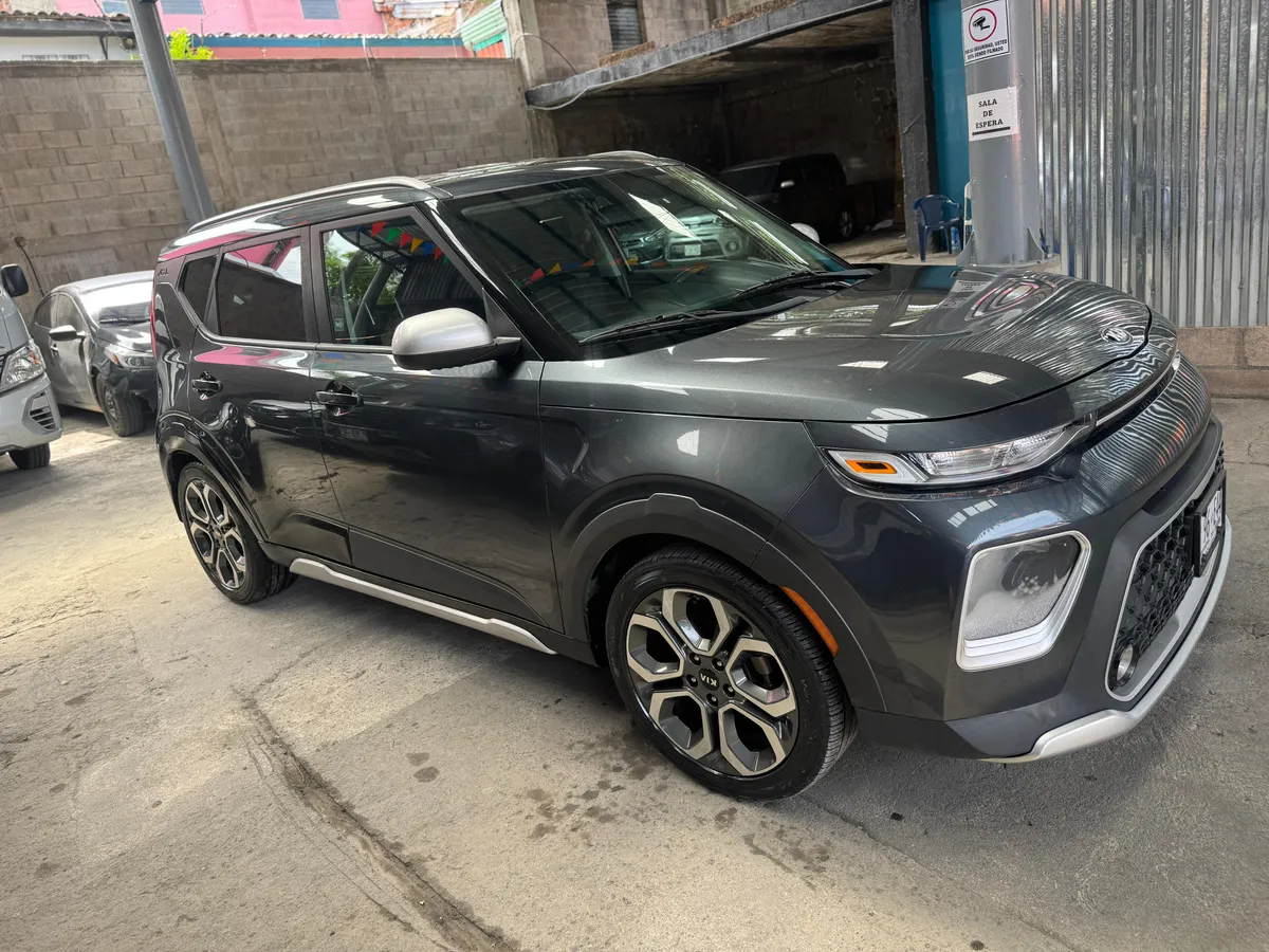 Kia Soul 2020 color negro para renta de vehículos en El Salvador