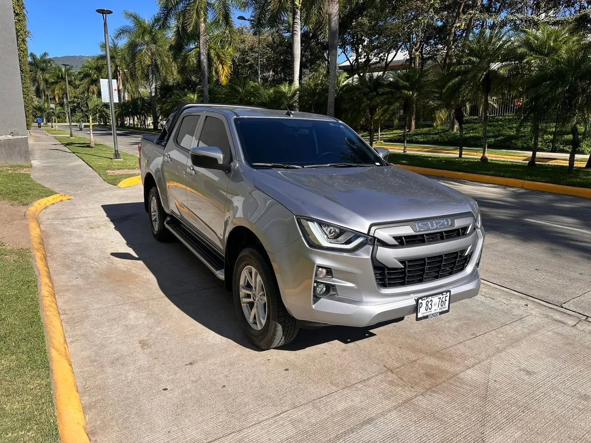 Isuzu D-Max 2024 color gris para alquiler de vehículos en El Salvador