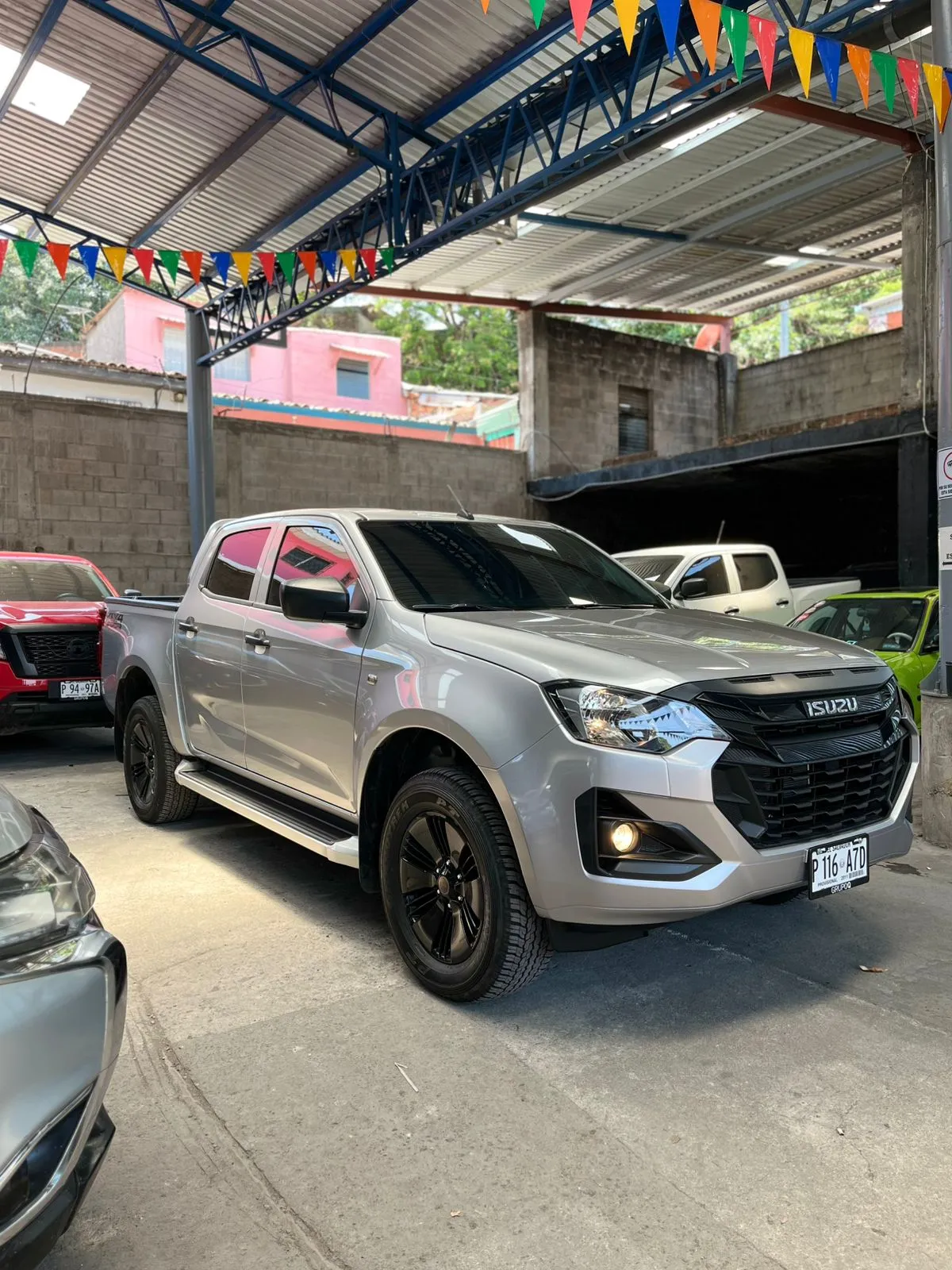 Isuzu D-Max 2027 color gris para alquiler de vehículos en El Salvador