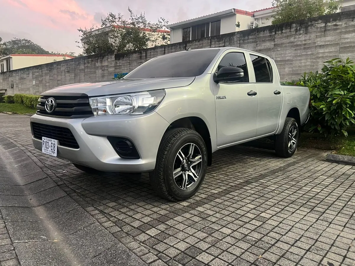 Toyota Hilux color gris para renta de vehículos en El Salvador
