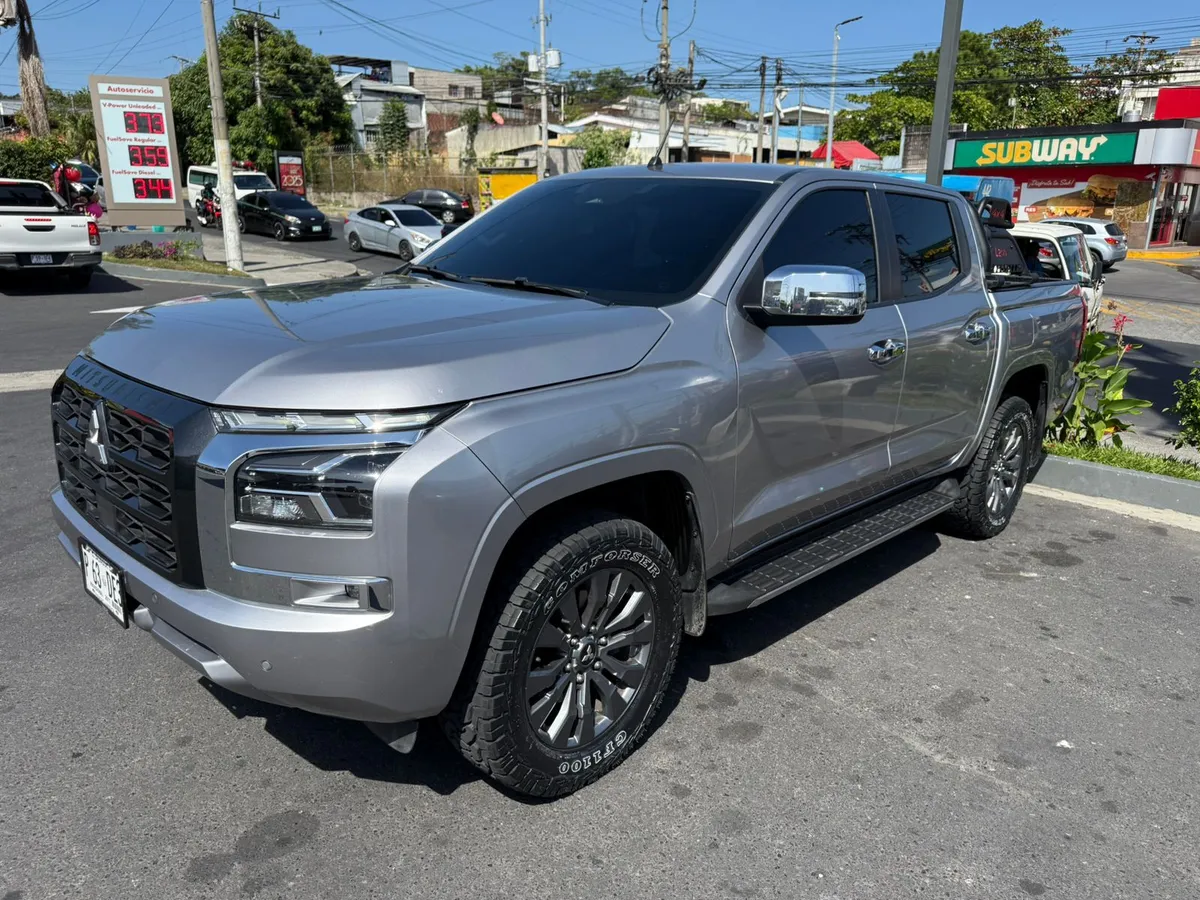Mitsubishi L200 Sportero color gris para alquiler de vehículos en El Salvador