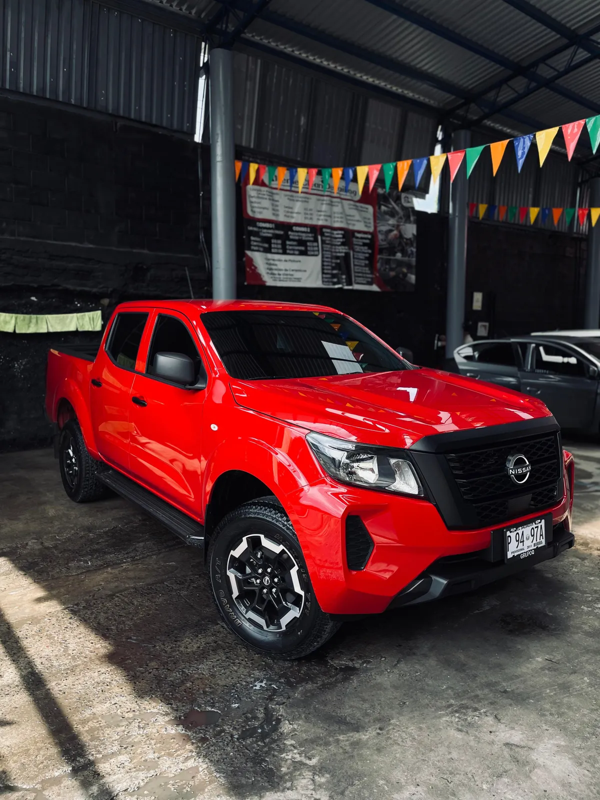 Nissan Frontier NP300 color rojo para renta de vehículos en El Salvador