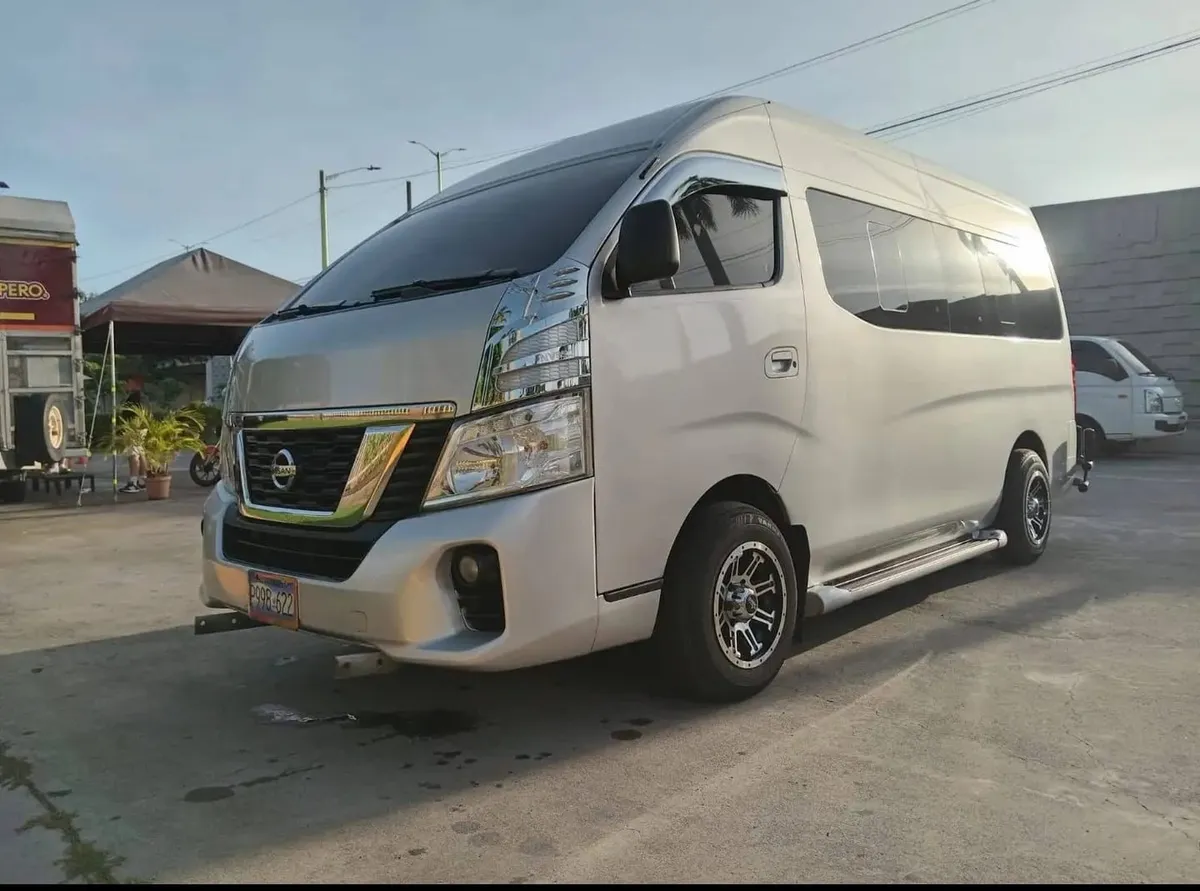 Nissan Urvan 21 Gris - vista 2