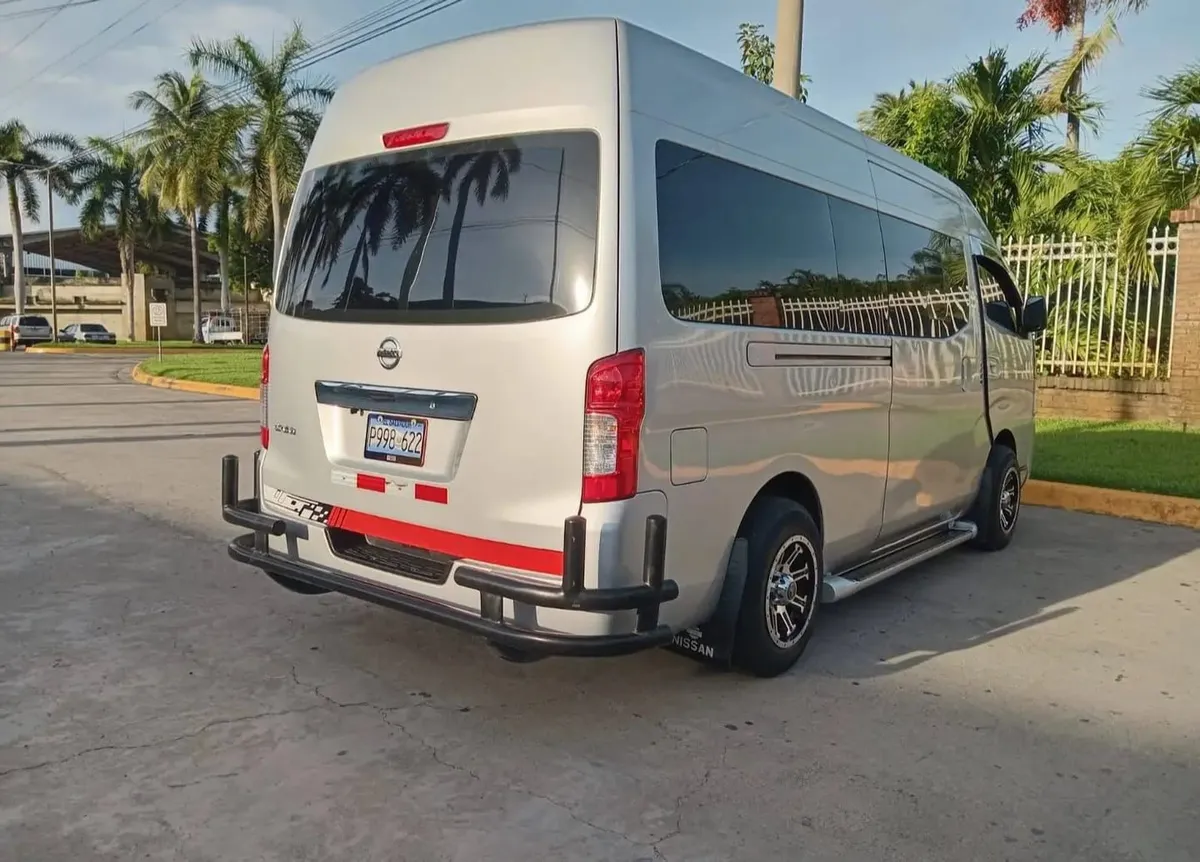 Nissan Urvan 2021 color gris para alquiler de vehículos en El Salvador